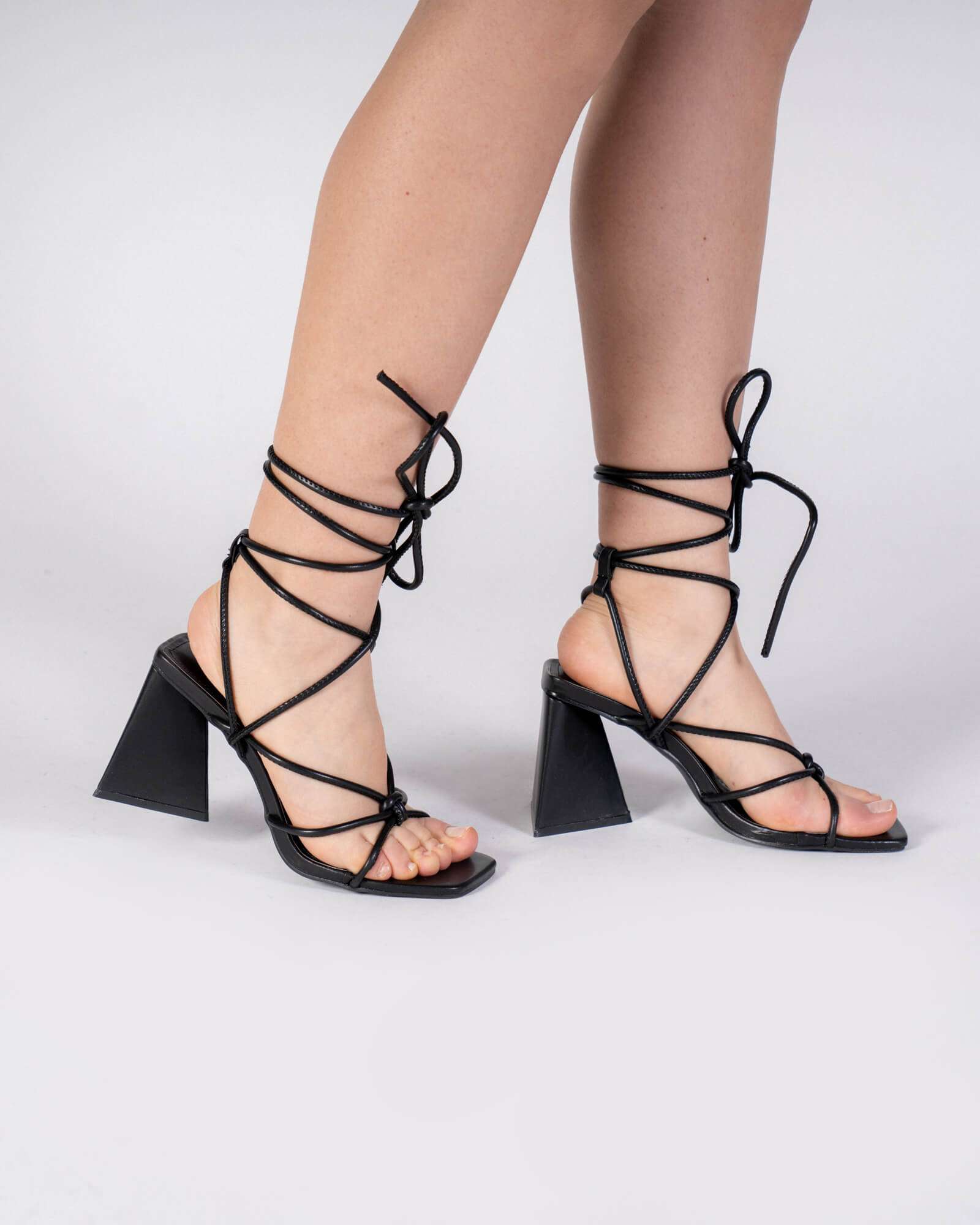 Sandali intrecciati con tacco triangolare – Nero - CVG Gold