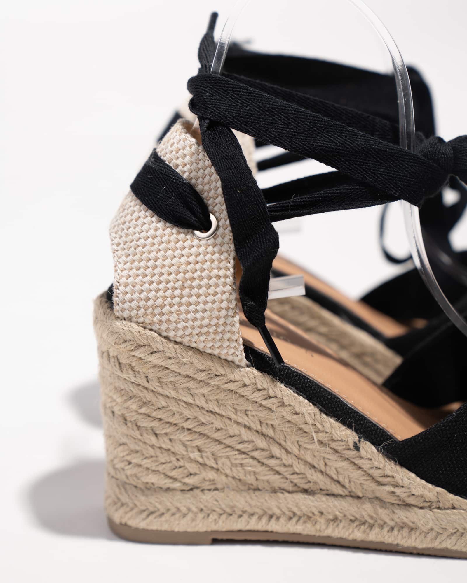 Espadrillas donna aperte ai lati in camoscio nero con lacci alla Espadrillas donna aperte ai lati in camoscio nero con lacci alla
