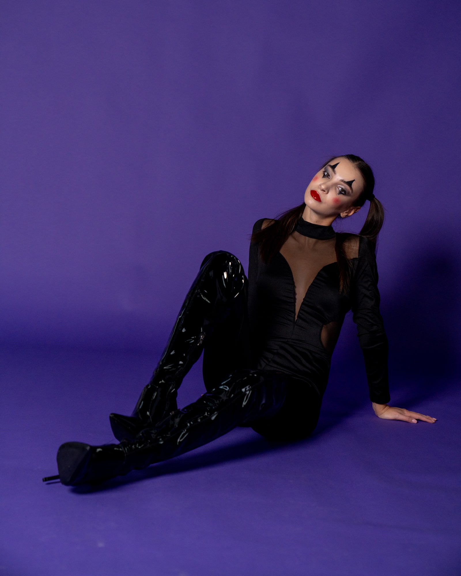 Costume o tuta metallica con chiusura frontale rossa per donna