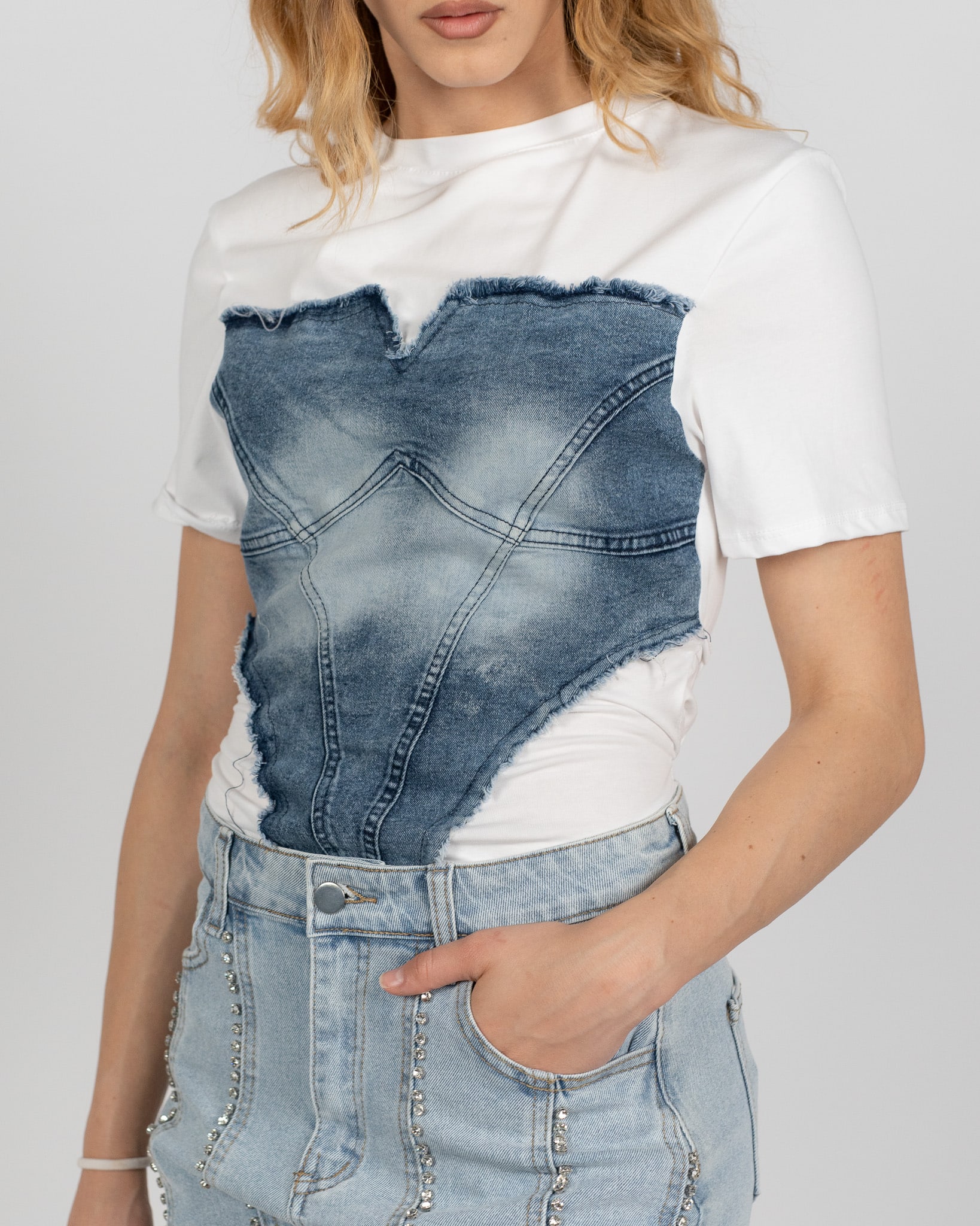 T-shirt con inserti in denim - bianco