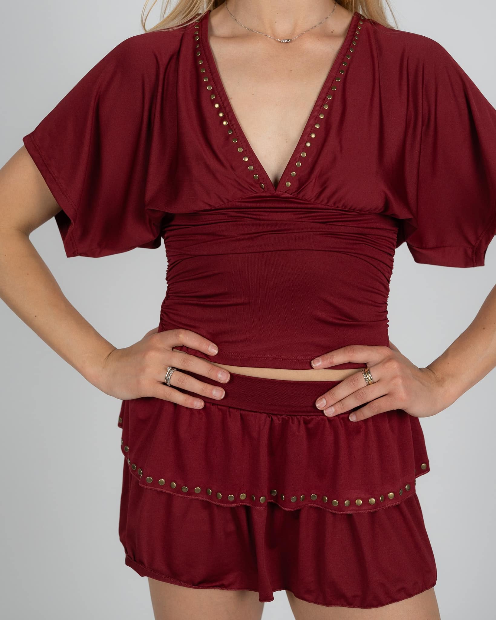 Maglia attillata con borchie - bordeaux